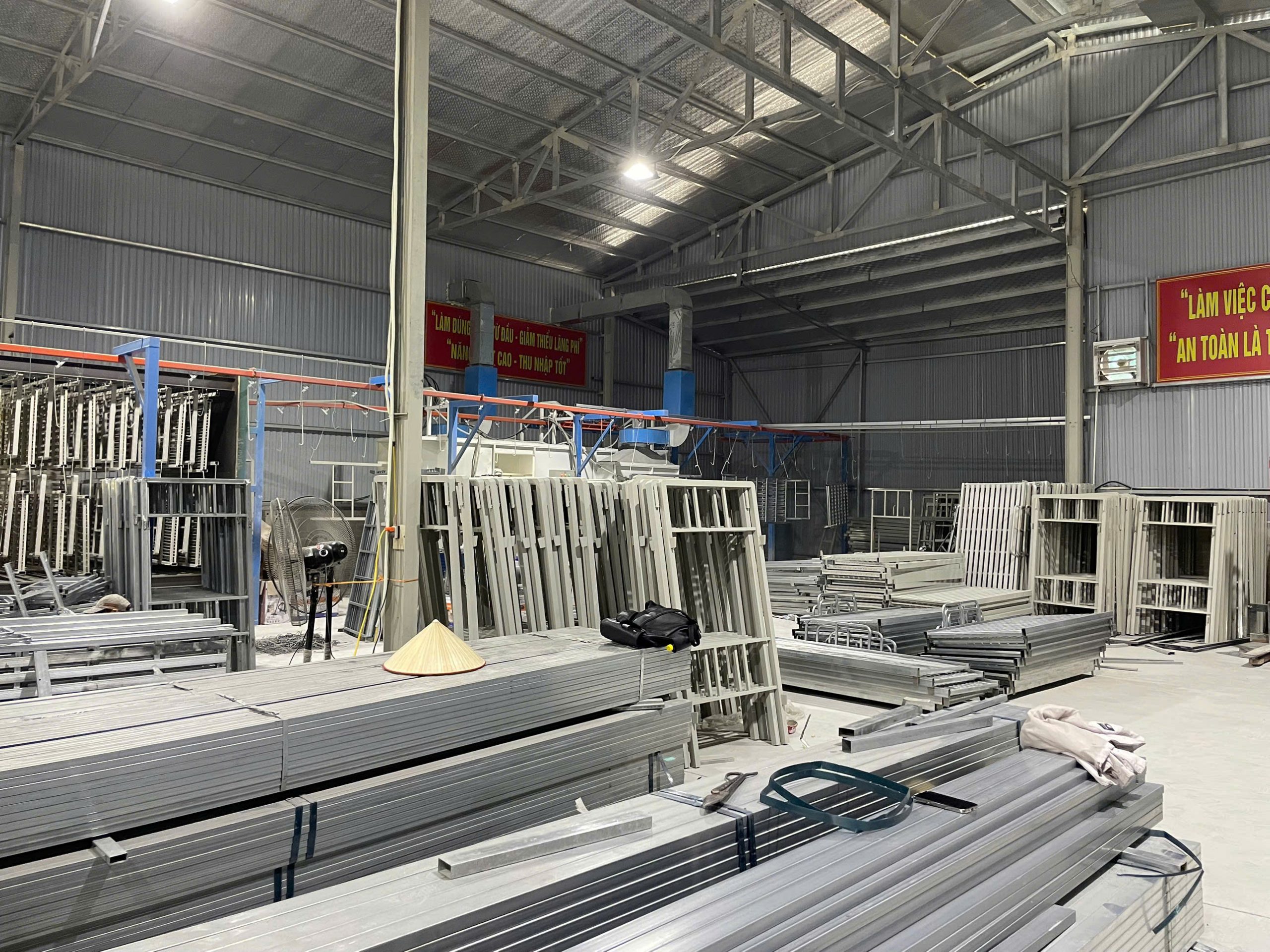 alt="Giường tầng sắt sản xuất theo yêu cầu cho dự án nội trú"