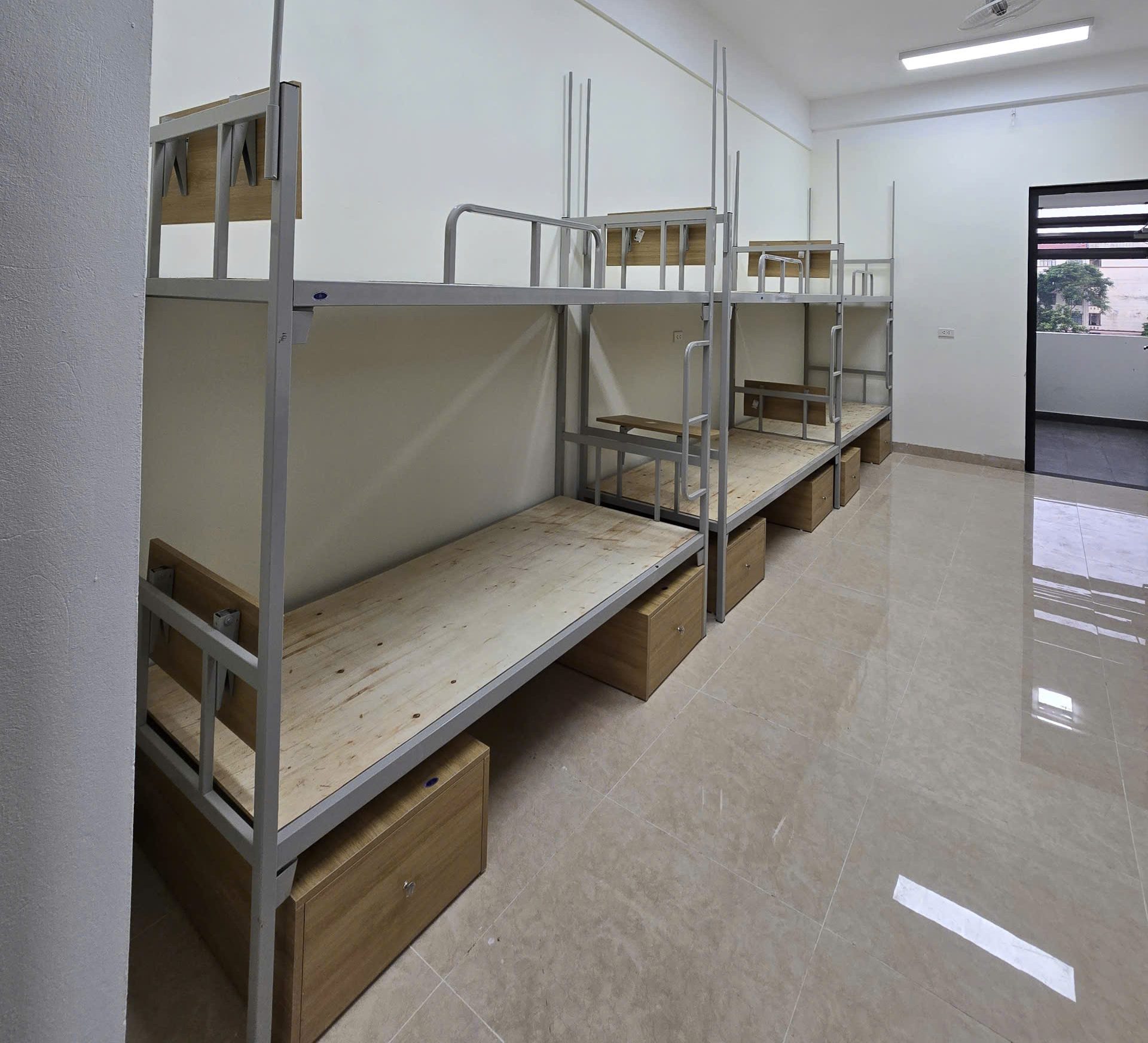 alt="Giường tầng sắt ký túc xá THPT Chuyên Lào Cai – Xưởng NiceLife thi công thực tế"